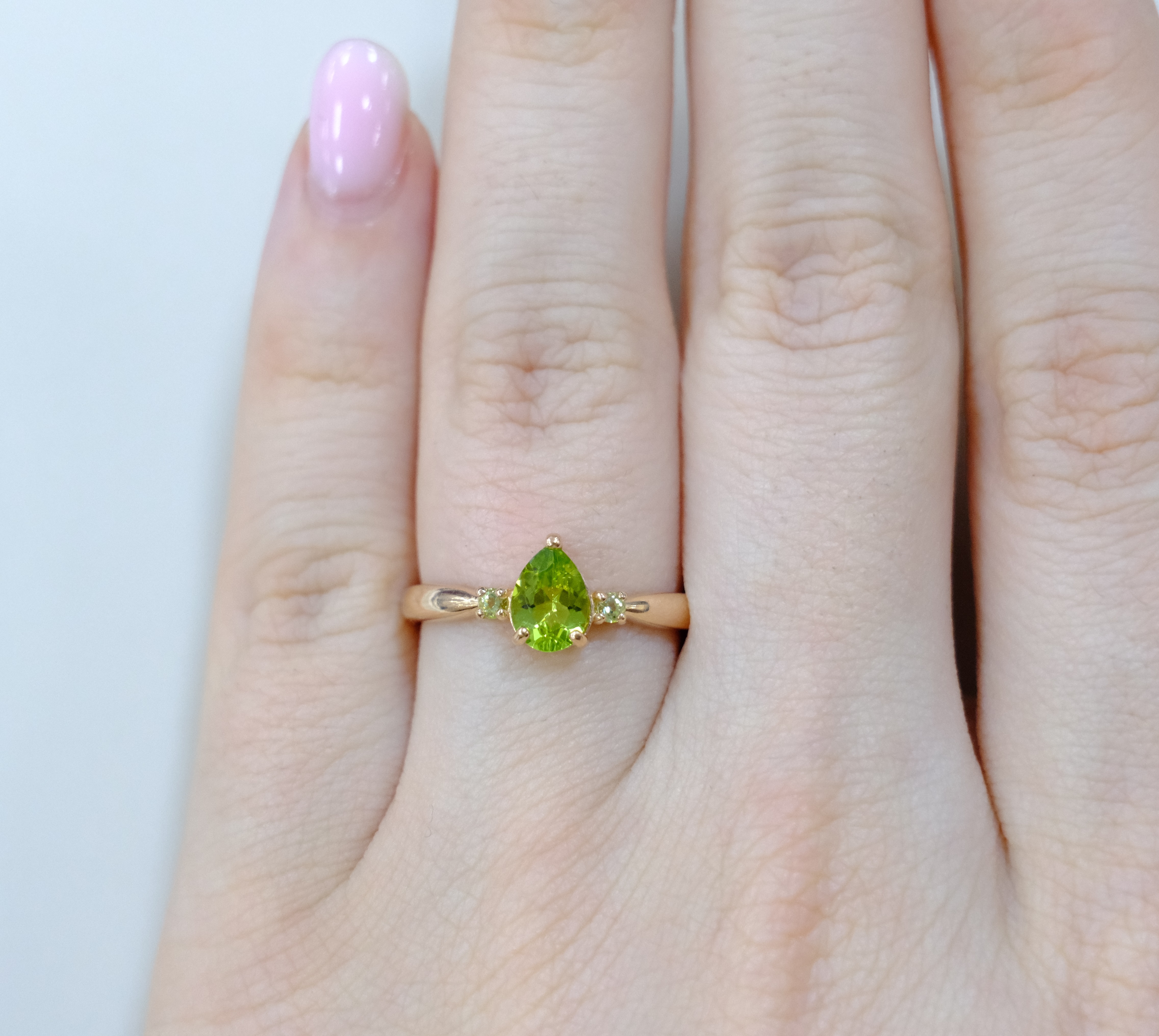Серебряное кольцо с хризолитом